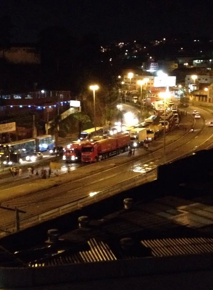 Caminhoneiros fazem protesto e fecham pista da BR-262 em Cariacica