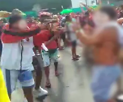 Vídeo flagra flamenguista apontando arma para tricolor em dia de jogo no Kleber Andrade