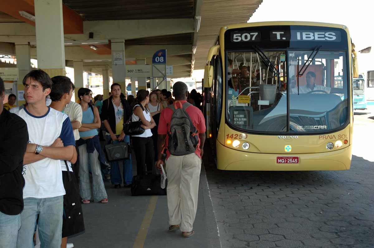 Greve de ônibus na 2ª: Justiça determina que 70% da frota deve circular nos horários de pico