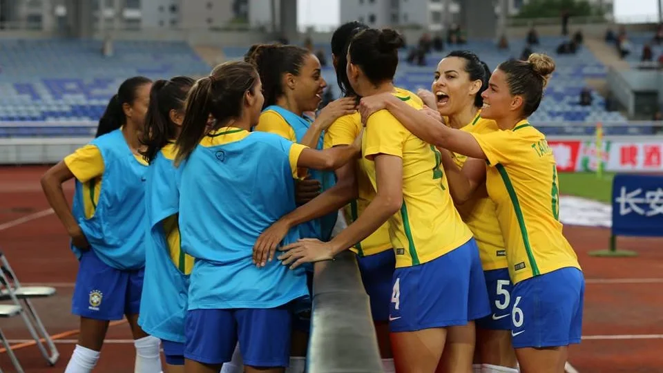 Com gol de Marta, seleção feminina vence México na reestreia de Vadão