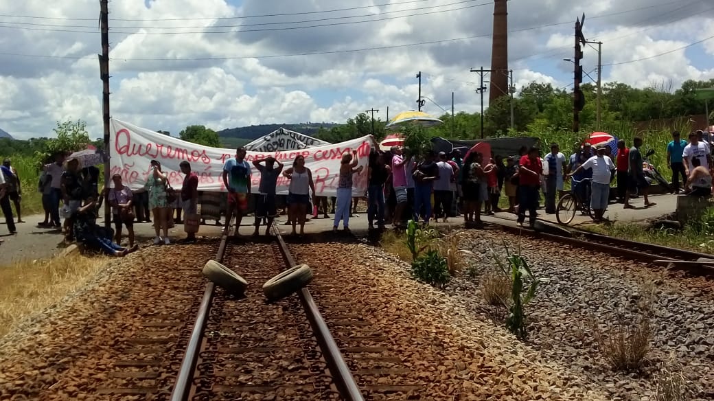 Em protesto contra alterações em acordos com Samarco, pescadores fecham linha de trem no ES