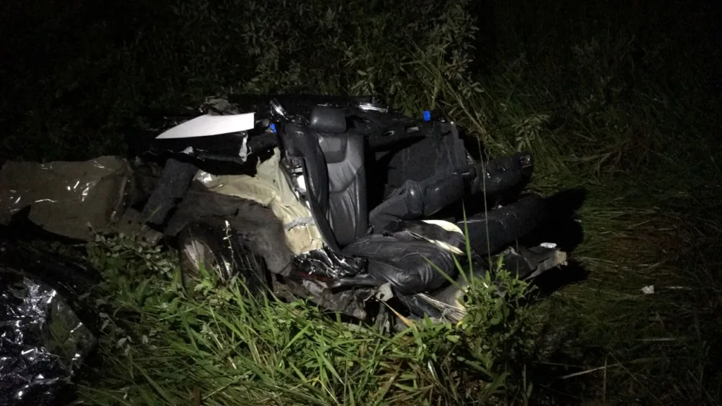 Colisão entre carro e carreta mata dois e deixa um ferido em Anchieta