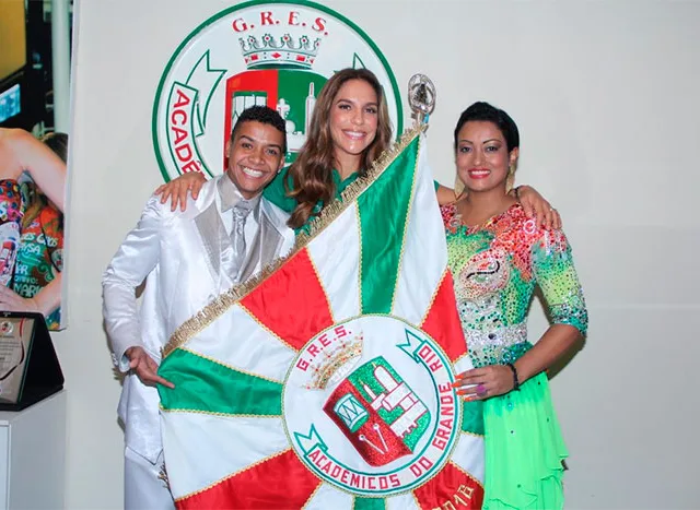 Ivete Sangalo se arrisca no samba em visita ao barracão da Grande Rio