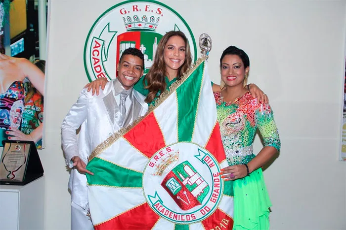 Ivete Sangalo se arrisca no samba em visita ao barracão da Grande Rio