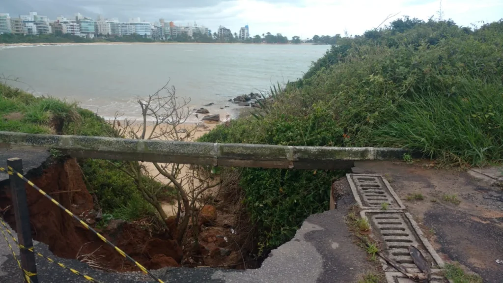 Cratera é aberta na Praia de Peracanga após solo de areia ceder em Guarapari