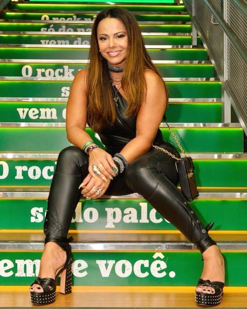 Viviane Araújo cai no samba e exibe corpo escultural em ensaio da Beija-Flor