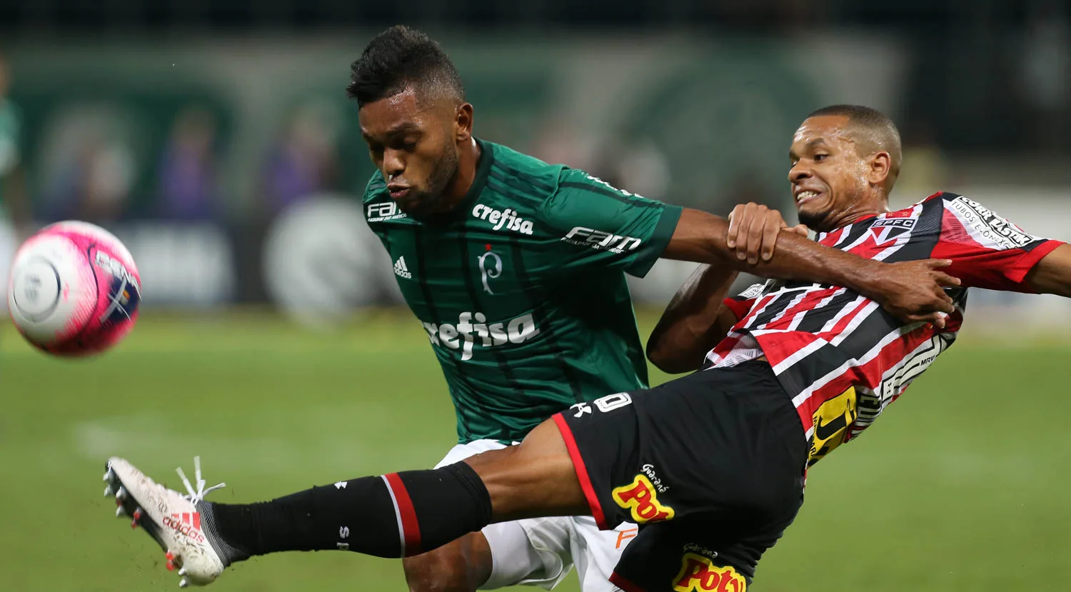 O jogador Borja, da SE Palmeiras, disputa bola com o jogador Edimar, do São Paulo FC, durante partida válida pela décima primeira rodada, do Campeonato Paulista, Série A1, na Arena Allianz Parque.