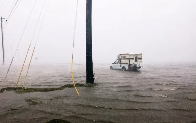 Regiões afetadas por furacão em Houston podem conter lama contaminada