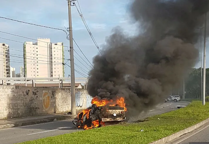 Duas pessoas ficam feridas após carro capotar e pegar fogo na Avenida Norte-Sul