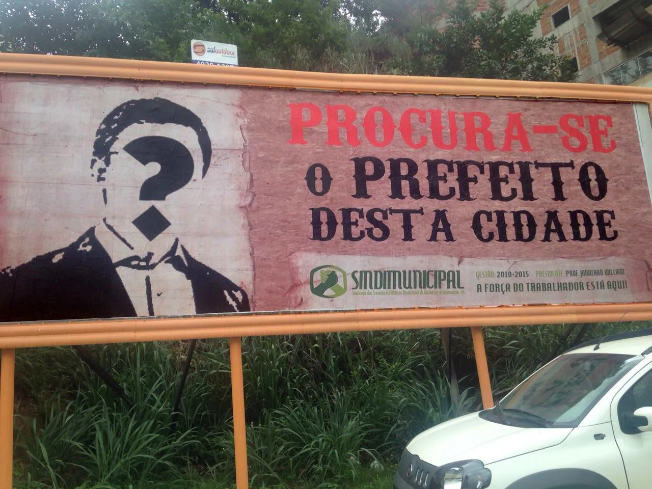 Protesto inusitado: outdoor anuncia procura por prefeito de Cachoeiro de Itapemirim