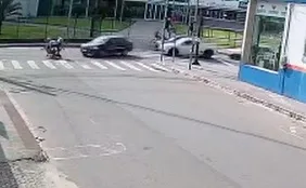 VÍDEO | Colisão entre uma moto e um carro deixa um casal ferido, em Vila Velha