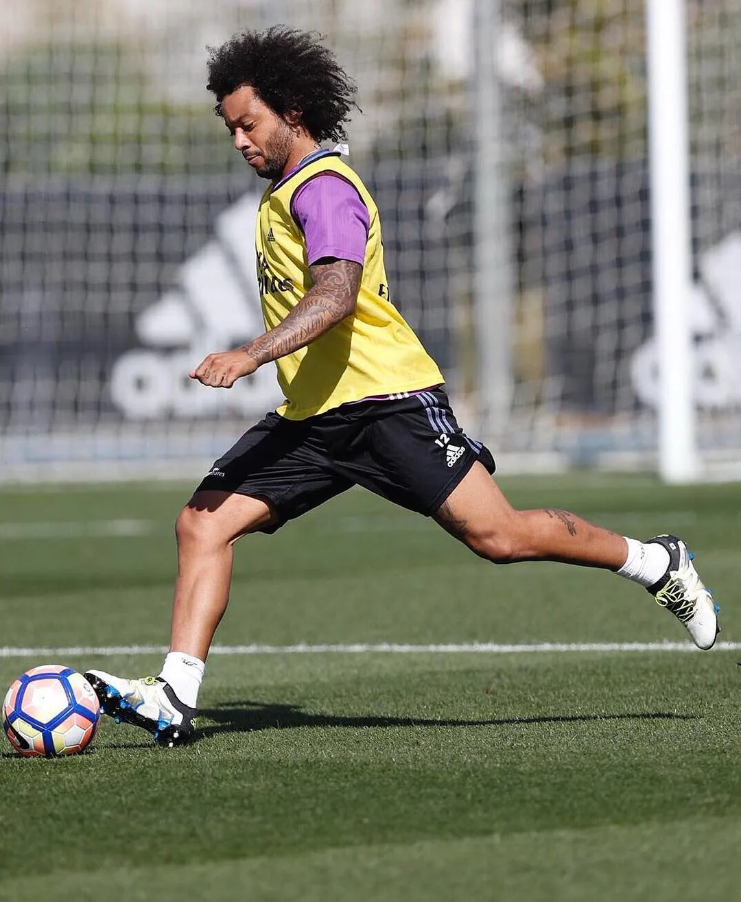 Marcelo é relacionado, mas James segue vetado no Real Madrid