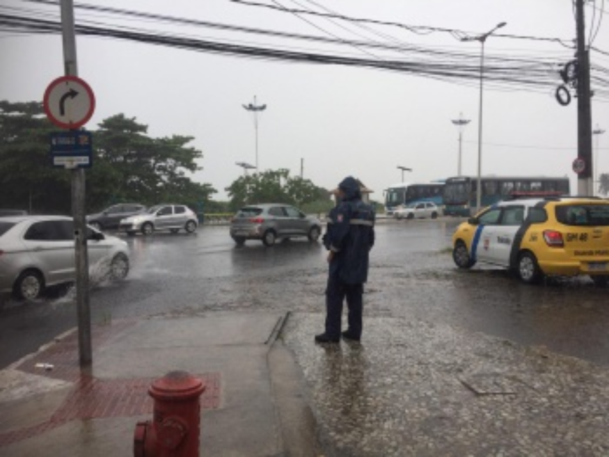 Guarda Municipal alerta motoristas para evitar acidentes em Vitória