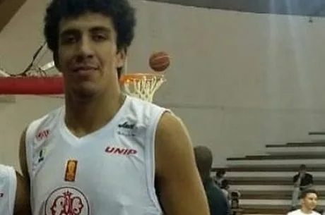 Jogador de basquete de 17 anos  tem mal súbito e morre durante treino