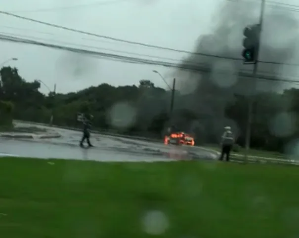 Carro pega fogo e fica completamente destruído em Vitória