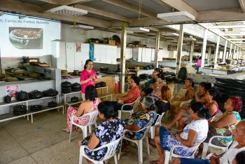 Palestra de saúde sobre a campanha Outubro Rosa no Galpão das Paneleiras