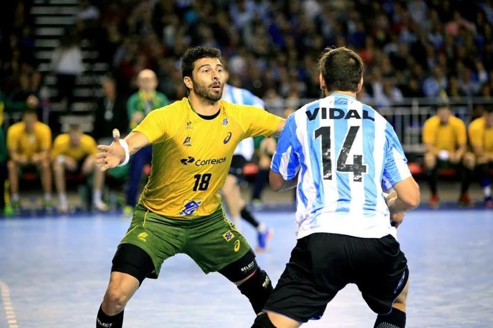 Seleção masculina bate Argentina, vai à final e se garante no Mundial de handebol