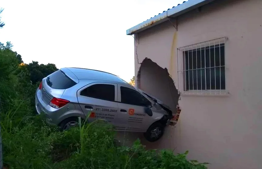 Carro desgovernado causa destruição ao invadir igreja no bairro Alecrim, em Vila Velha