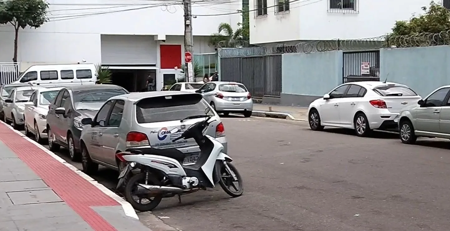 Aposentada tem carro roubado ao sair de condomínio na Praia da Costa