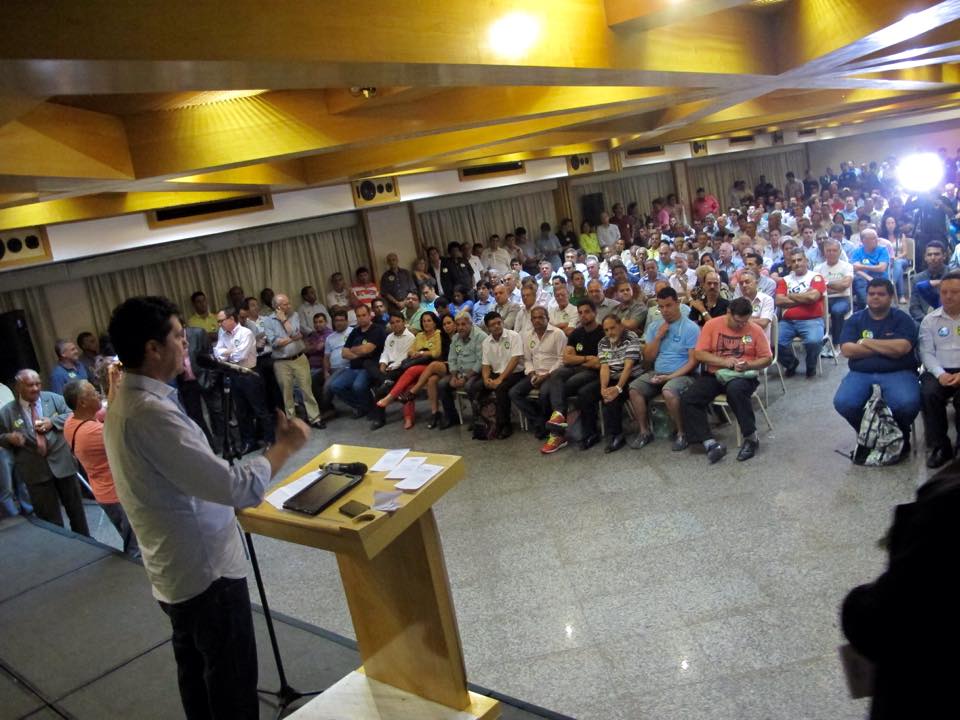 Hartung evita encontro com Luciano em evento de apoio a Aécio