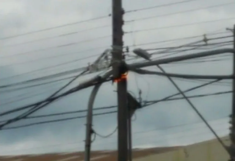 Poste pega fogo e moradores ficam sem luz na Serra. Veja o vídeo!