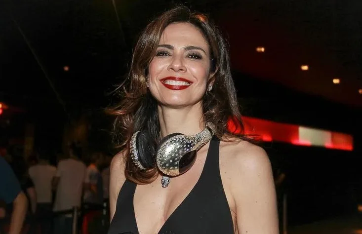 Luciana Gimenez usa fone de ouvido cravejado de diamantes em estreia como DJ