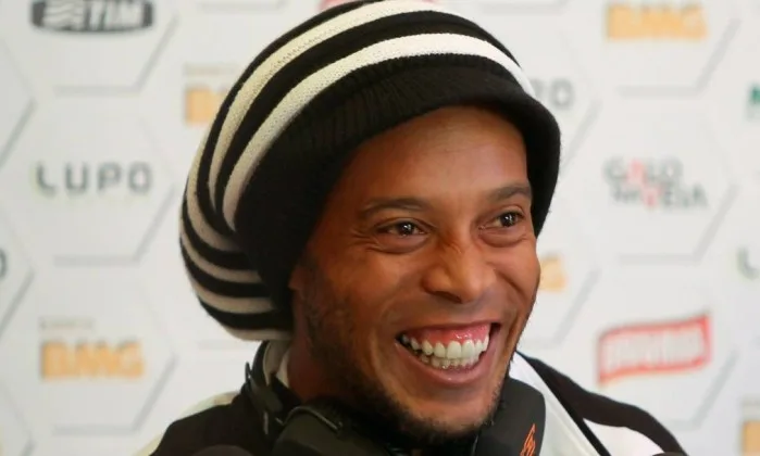 Ronaldinho anuncia que jogará amistoso entre lendas do Barcelona e do Real Madrid