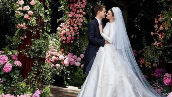 Miranda Kerr exibe vestido usado em seu casamento e revela detalhes da cerimônia