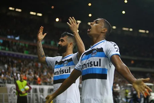 Com 2 gols de capixaba Pedro Rocha, Grêmio bate Atlético no Mineirão e abre vantagem em final