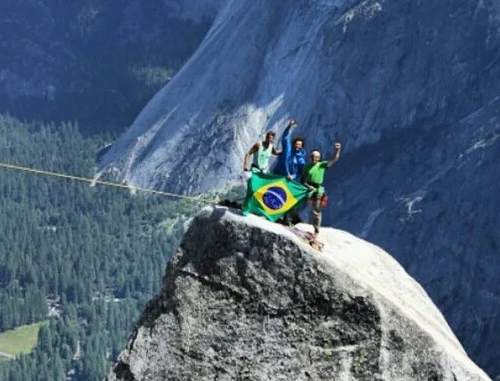 Atleta capixaba é o primeiro brasileiro a cruzar corda de highline freesolo em parque dos EUA