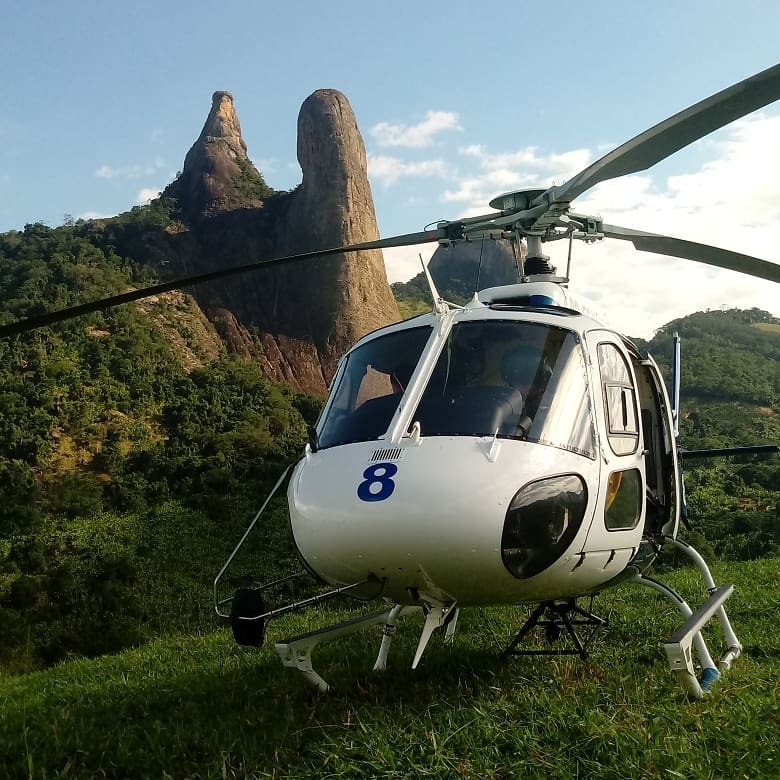 Bombeiros retomam buscas por homem que caiu durante rapel na pedra do Frade e da Freira