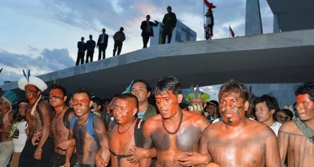 Índios passam a noite em plenário da Câmara após não serem recebidos por Cunha