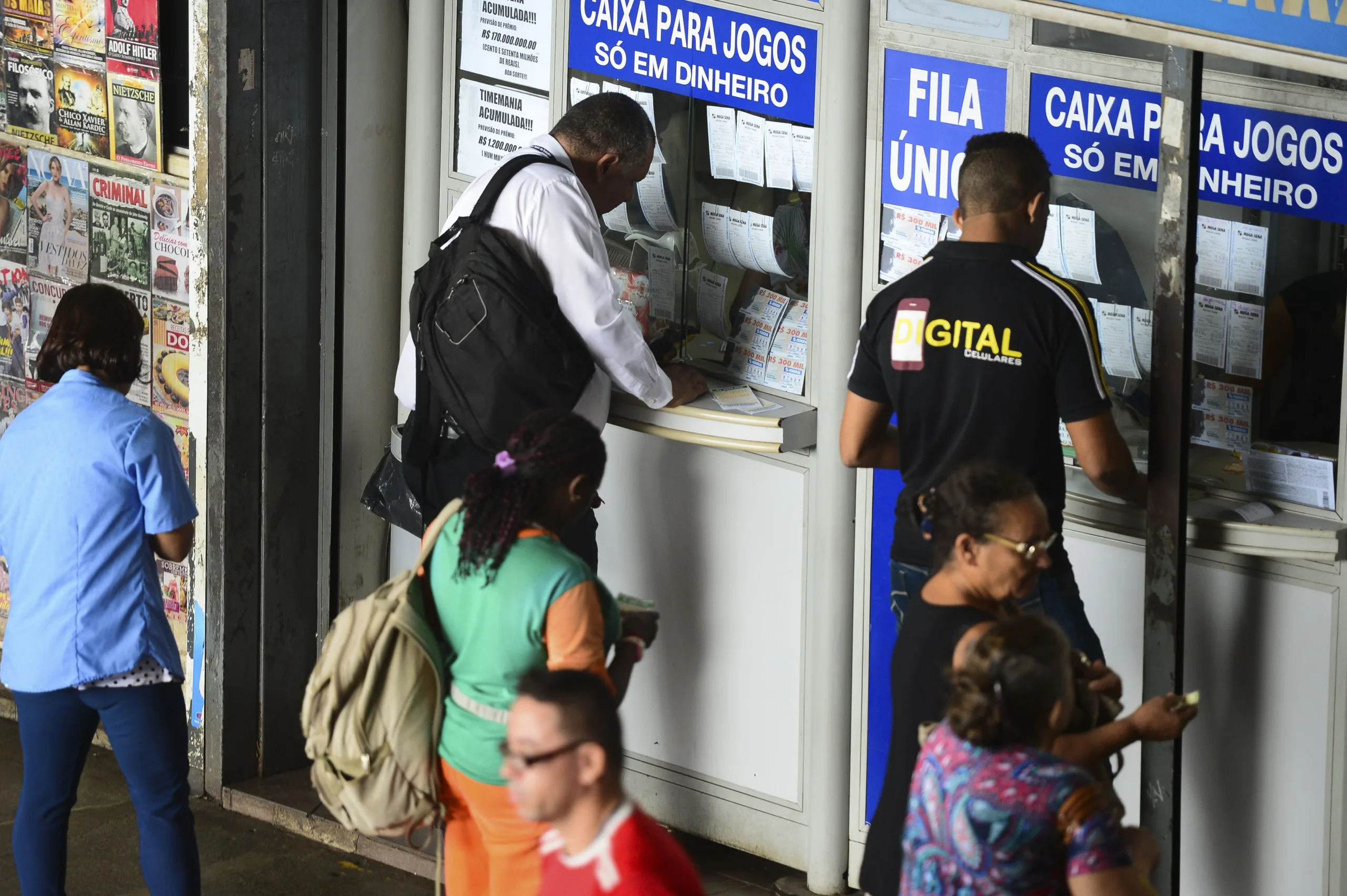 Brasília – A Mega-Sena poderá pagar R$ 170 milhões no próximo sábado (21), o que será o maior prêmio da história. Nenhum apostador acertou as seis dezenas do concurso nesta quarta-feira (Marcello casal Jr/Agência Brasil)