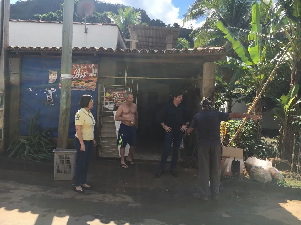 Comunidade de Iguape recebe visita do Prefeito de Guarapari após temporal