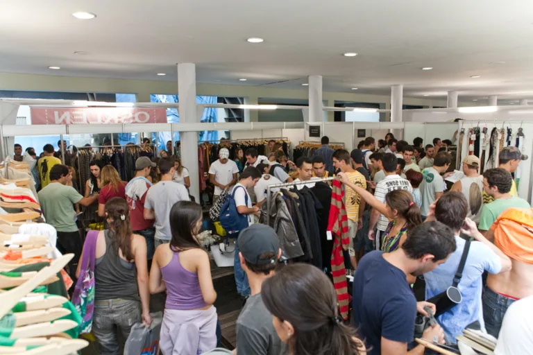 Vitória recebe bazar que oferece descontos de até 75% em peças de grifes famosas