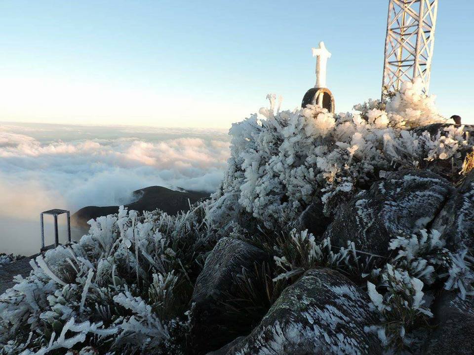 Fotos mostram paisagem coberta de gelo no alto do Pico da Bandeira