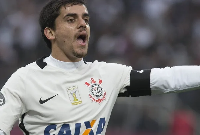 Fagner se esquiva sobre futuro no Corinthians: 'Deixo para minha mulher'