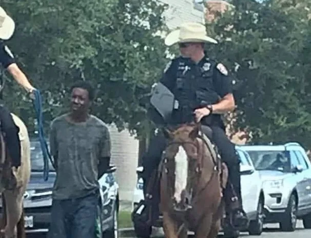 Policiais a cavalo são flagrados conduzindo homem negro amarrado e caso gera repercussão