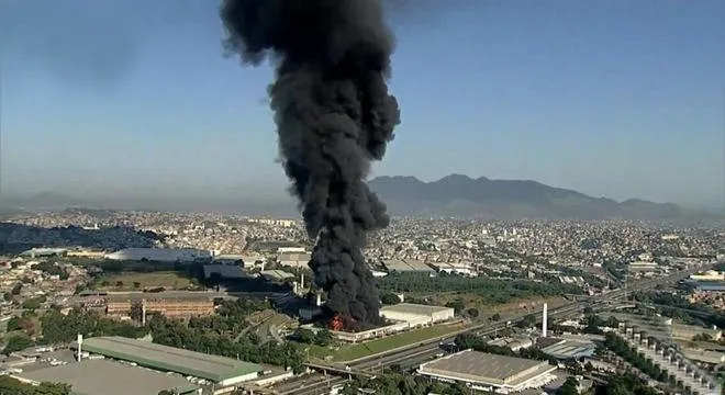 Galpão de rede de farmácias pega fogo na zona norte do Rio de Janeiro