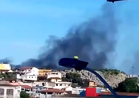 Caminhão pega fogo e chamas se alastram no Porto de Capuaba