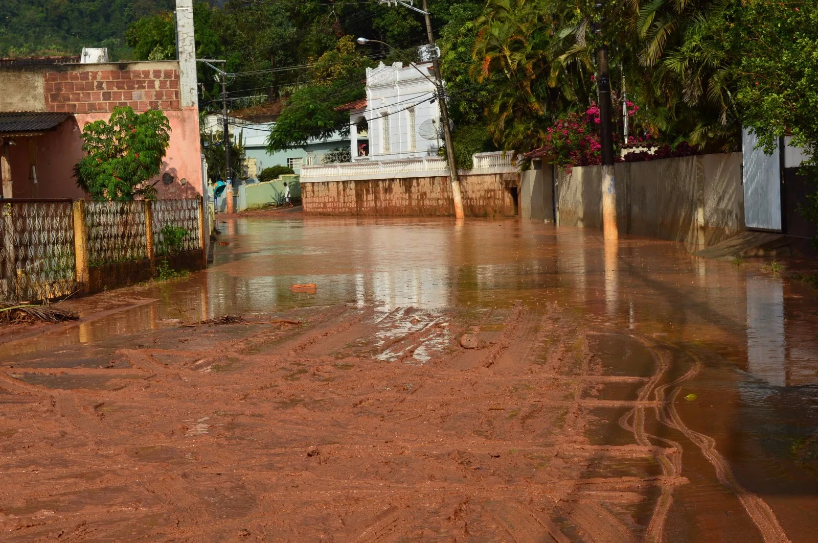 Em Mimoso do Sul, a chuva forte coloca a cidade em alerta. Defesa Civil atua em pontos mais críticos