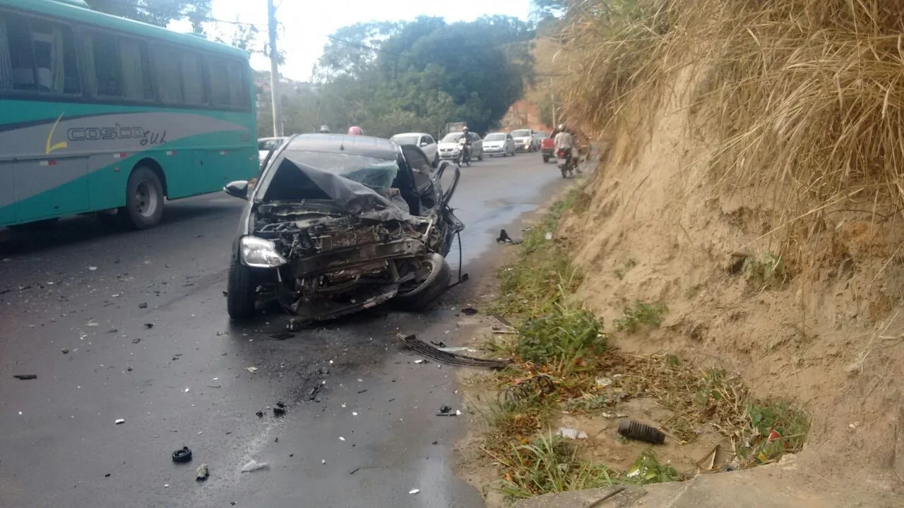 Motorista fica ferida após colisão entre veículo e ônibus escolar em Cachoeiro