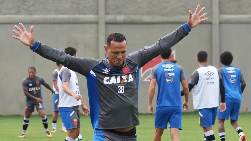 Luis Fabiano volta a treinar no campo, mas ainda não tem data de retorno no Vasco