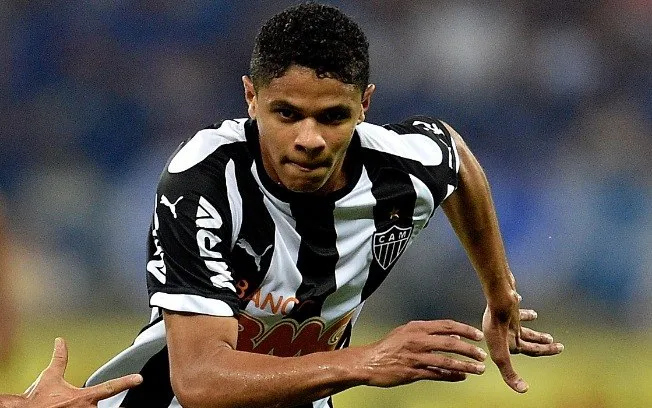 Atlético-MG confirma venda e Douglas Santos assina por 5 anos com o Hamburgo