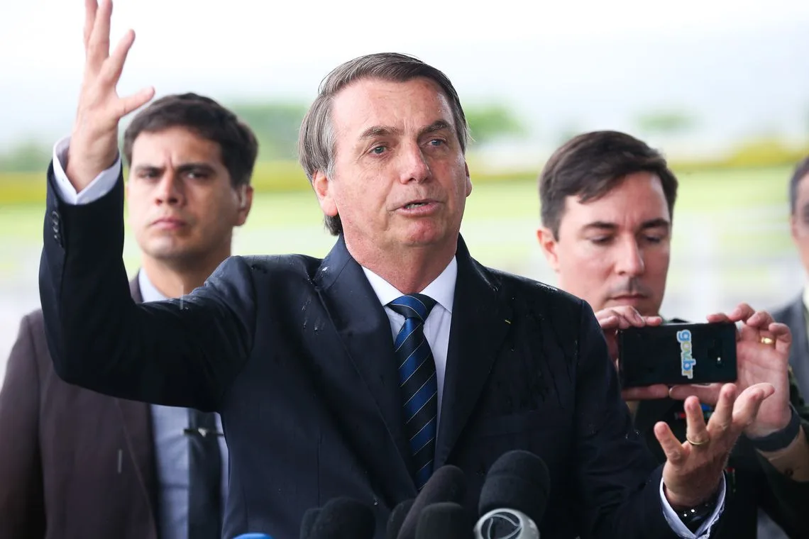 O presidente Jair Bolsonaro fala à Imprensa e os indios da da etinia Matuxi da Raposa Serra do Sol , Irisnaide de SouzaJonas e Marcolino de Souza no Palácio da Alvorada