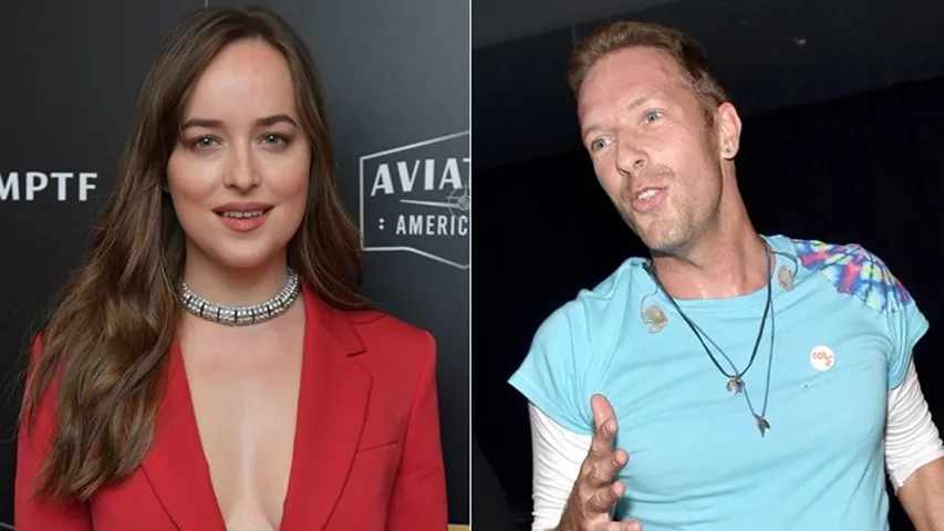 Dakota Johnson é clicada com suposto anel de noivado com Chris Martin