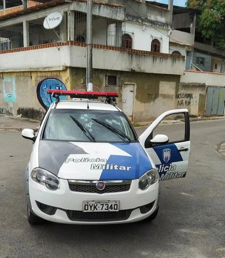 Viatura da PM é atingida por tiros durante operação nos bairros Andorinhas e Itararé