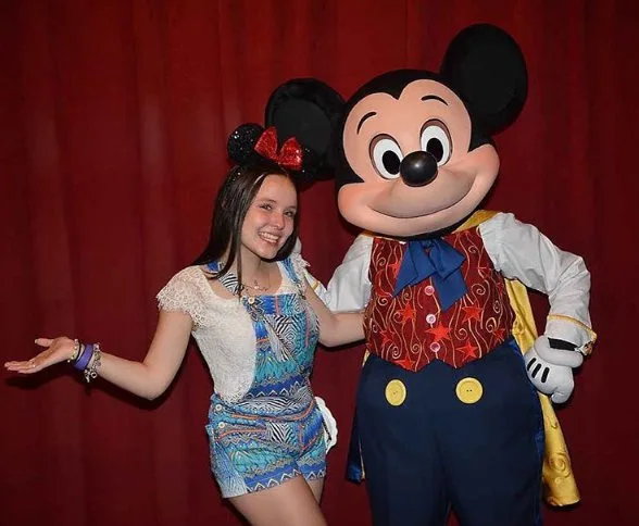 Larissa Manoela se emociona ao encontrar com Mickey na Disney