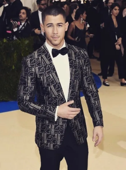 Cantor Nick Jonas curte fotos de Bruna Marquezine no Instagram