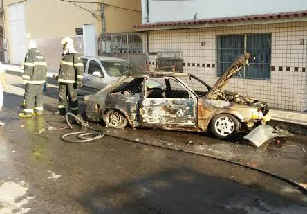 Jovens brincam com tiner e álcool e veículo acaba incendiado em Vila Velha